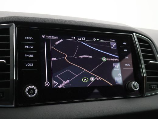 Skoda Karoq 1.5 TSI ACT 150 PK AUT. + VIRTUAL COCKPIT | ADAPTIVE CRUISE | TREKHAAK | STUURVERWARMING ActivLease financial lease