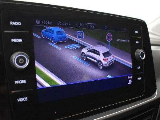 Volkswagen T-Roc 1.0 TSI Life 111pk 1e eigenaar | 100%dealeronderhouden | Navigatie | Adaptief cruise control | Ap... ActivLease financial lease