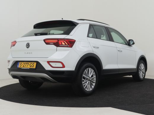 Volkswagen T-Roc 1.0 TSI Life 111pk 1e eigenaar | 100%dealeronderhouden | Navigatie | Adaptief cruise control | Ap... ActivLease financial lease