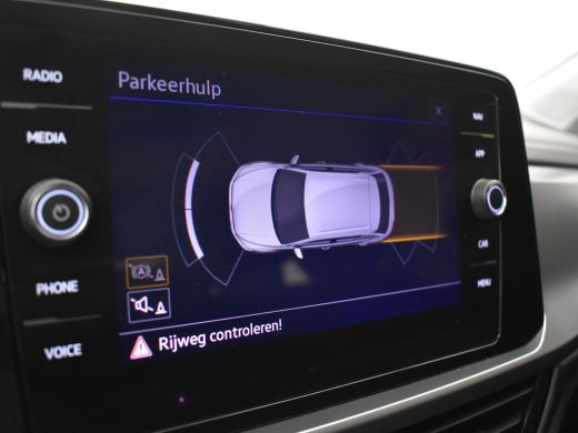 Volkswagen T-Roc 1.0 TSI Life 111pk 1e eigenaar | 100%dealeronderhouden | Navigatie | Adaptief cruise control | Ap... ActivLease financial lease