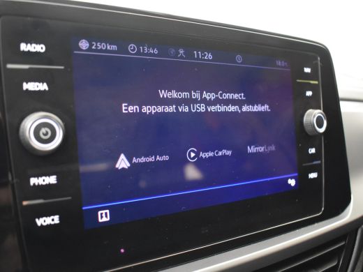 Volkswagen T-Roc 1.0 TSI Life 111pk 1e eigenaar | 100%dealeronderhouden | Navigatie | Adaptief cruise control | Ap... ActivLease financial lease