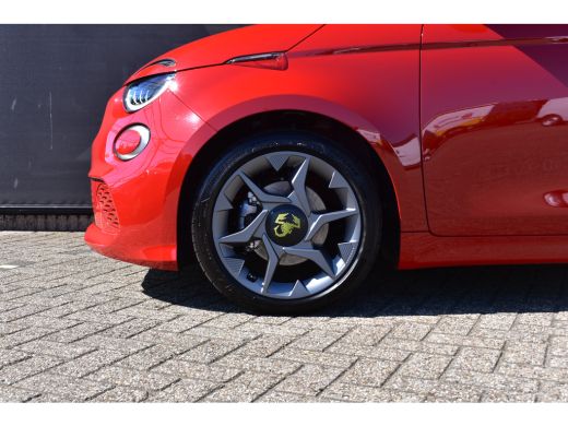 Abarth 500e 42kWh 3 Fase | Navigatie | Sportstoelen | Full-LED | 17"LMV | !! ActivLease financial lease