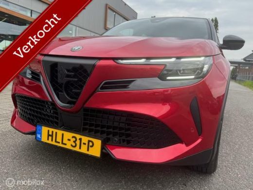 Alfa Romeo Junior 1.2 Turbo Hybrid Ibrida Speciale Automaat . 136 pk , Techno Pack , Brera Red Metaallic & Zwart Da... ActivLease financial lease