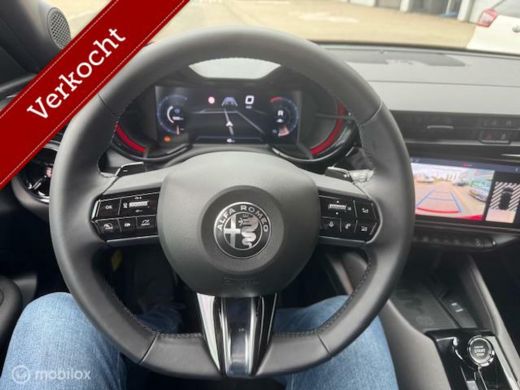 Alfa Romeo Junior 1.2 Turbo Hybrid Ibrida Speciale Automaat . 136 pk , Techno Pack , Brera Red Metaallic & Zwart Da... ActivLease financial lease