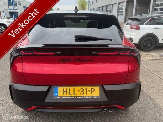 Alfa Romeo Junior 1.2 Turbo Hybrid Ibrida Speciale Automaat . 136 pk , Techno Pack , Brera Red Metaallic & Zwart Da... ActivLease financial lease