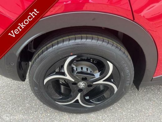 Alfa Romeo Junior 1.2 Turbo Hybrid Ibrida Speciale Automaat . 136 pk , Techno Pack , Brera Red Metaallic & Zwart Da... ActivLease financial lease