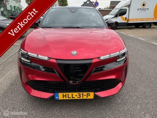 Alfa Romeo Junior 1.2 Turbo Hybrid Ibrida Speciale Automaat . 136 pk , Techno Pack , Brera Red Metaallic & Zwart Da... ActivLease financial lease