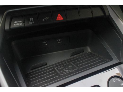 Audi A3 Sportback 40 TFSI e Adv.Ed. PANO | StoelVW | HUD    Onder andere voorzien van: Panorama dak, lane... ActivLease financial lease
