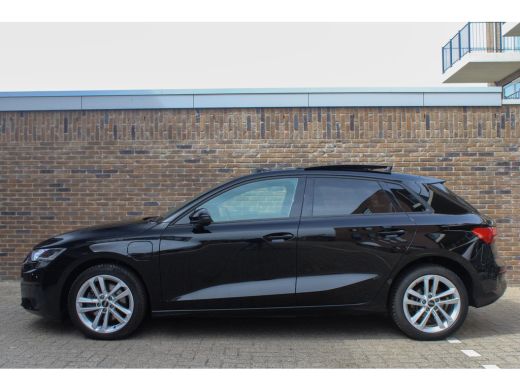 Audi A3 Sportback 40 TFSI e Adv.Ed. PANO | StoelVW | HUD    Onder andere voorzien van: Panorama dak, lane... ActivLease financial lease