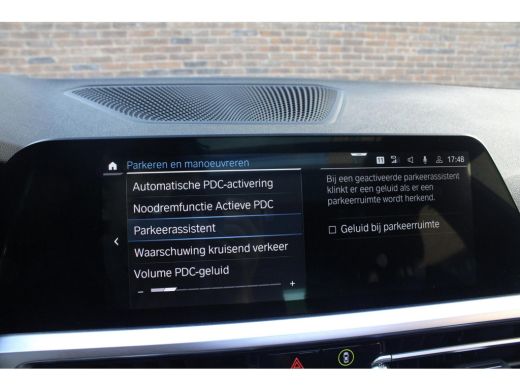 BMW 3 Serie Touring 330E XDRIVE TOURING | Pano | Camera |HUD onder andere voorzien van Panorama dak, ACC, Ach... ActivLease financial lease