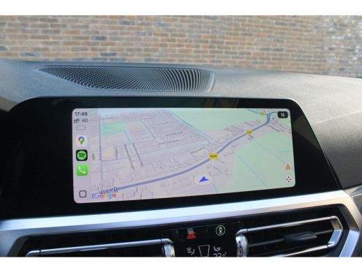 BMW 3 Serie Touring 330E XDRIVE TOURING | Pano | Camera |HUD onder andere voorzien van Panorama dak, ACC, Ach... ActivLease financial lease