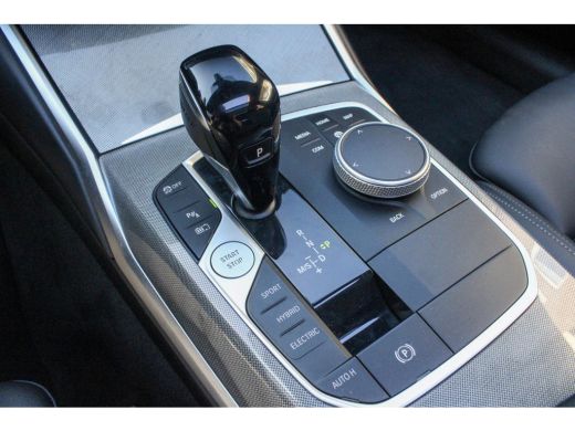 BMW 3 Serie Touring 330E XDRIVE TOURING | Pano | Camera |HUD onder andere voorzien van Panorama dak, ACC, Ach... ActivLease financial lease