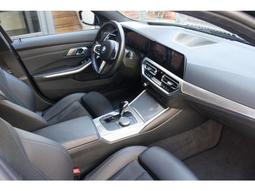 BMW 3 Serie Touring 330E XDRIVE TOURING | Pano | Camera |HUD onder andere voorzien van Panorama dak, ACC, Ach... ActivLease financial lease