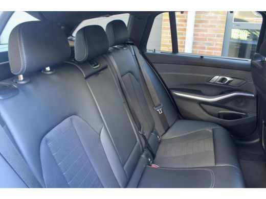 BMW 3 Serie Touring 330E XDRIVE TOURING | Pano | Camera |HUD onder andere voorzien van Panorama dak, ACC, Ach... ActivLease financial lease