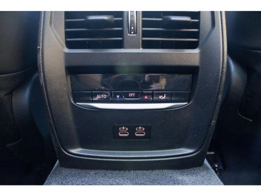 BMW 3 Serie Touring 330E XDRIVE TOURING | Pano | Camera |HUD onder andere voorzien van Panorama dak, ACC, Ach... ActivLease financial lease