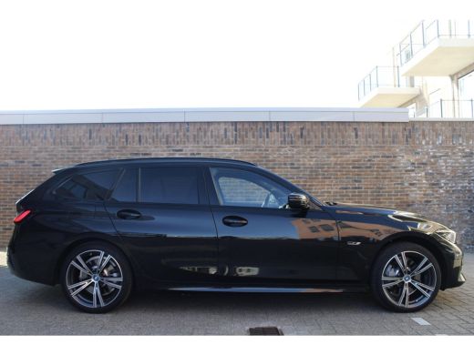 BMW 3 Serie Touring 330E XDRIVE TOURING | Pano | Camera |HUD onder andere voorzien van Panorama dak, ACC, Ach... ActivLease financial lease
