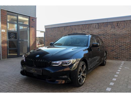 BMW 3 Serie Touring 330E XDRIVE TOURING | Pano | Camera |HUD onder andere voorzien van Panorama dak, ACC, Ach... ActivLease financial lease
