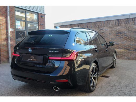 BMW 3 Serie Touring 330E XDRIVE TOURING | Pano | Camera |HUD onder andere voorzien van Panorama dak, ACC, Ach... ActivLease financial lease