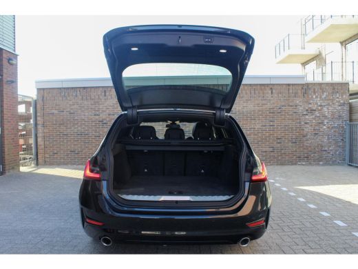 BMW 3 Serie Touring 330E XDRIVE TOURING | Pano | Camera |HUD onder andere voorzien van Panorama dak, ACC, Ach... ActivLease financial lease