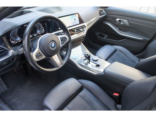 BMW 3 Serie Touring 330E XDRIVE TOURING | Pano | Camera |HUD onder andere voorzien van Panorama dak, ACC, Ach... ActivLease financial lease