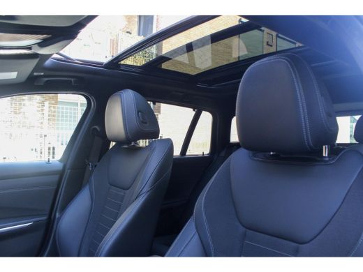 BMW 3 Serie Touring 330E XDRIVE TOURING | Pano | Camera |HUD onder andere voorzien van Panorama dak, ACC, Ach... ActivLease financial lease