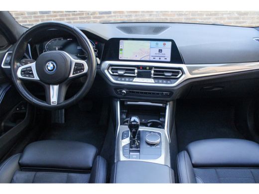 BMW 3 Serie Touring 330E XDRIVE TOURING | Pano | Camera |HUD onder andere voorzien van Panorama dak, ACC, Ach... ActivLease financial lease