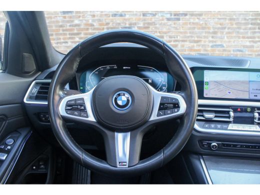 BMW 3 Serie Touring 330E XDRIVE TOURING | Pano | Camera |HUD onder andere voorzien van Panorama dak, ACC, Ach... ActivLease financial lease