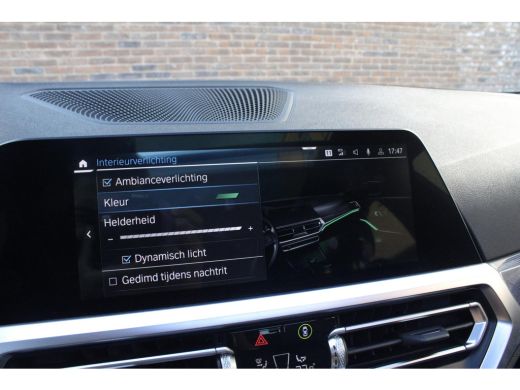 BMW 3 Serie Touring 330E XDRIVE TOURING | Pano | Camera |HUD onder andere voorzien van Panorama dak, ACC, Ach... ActivLease financial lease