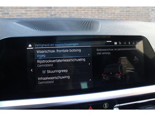 BMW 3 Serie Touring 330E XDRIVE TOURING | Pano | Camera |HUD onder andere voorzien van Panorama dak, ACC, Ach... ActivLease financial lease