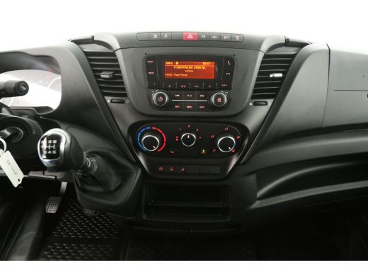 Iveco Daily 35C16H 2.3 410 157PK Dubbellucht Laadklep Bakwagen Laadbak Airco 3 Persoons Elektrpakket ActivLease financial lease