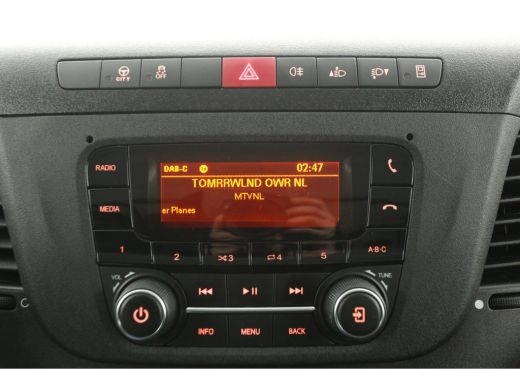Iveco Daily 35C16H 2.3 410 157PK Dubbellucht Laadklep Bakwagen Laadbak Airco 3 Persoons Elektrpakket ActivLease financial lease