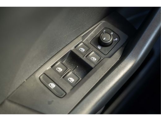 Volkswagen T-Cross Volkswagen 1.0 95pk TSI Life |Navigatie| Getint glas| Parkeersensoren v+a | ActivLease financial lease