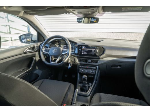 Volkswagen T-Cross Volkswagen 1.0 95pk TSI Life |Navigatie| Getint glas| Parkeersensoren v+a | ActivLease financial lease
