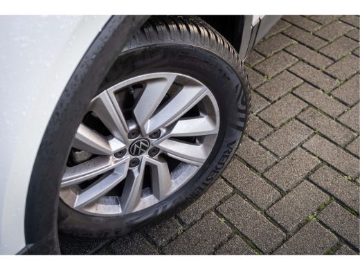 Volkswagen T-Cross Volkswagen 1.0 95pk TSI Life |Navigatie| Getint glas| Parkeersensoren v+a | ActivLease financial lease