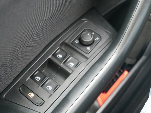Volkswagen T-Roc 1.0 TSI Life Carplay | ACC | Parkeersensoren | 110pk ActivLease financial lease
