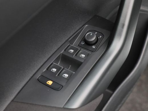 Volkswagen Taigo 1.0 TSi 110 Pk Automaat R-Line | Airco | Trekhaak | Stoelverwarming | Camera | 17 Inch | Privacy ... ActivLease financial lease