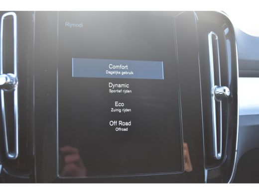Volvo  XC40 1.5 T2 Momentum |FusionRed |VolvoSelekt! |Camera ActivLease financial lease