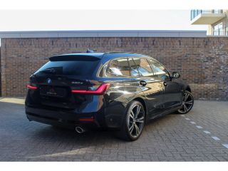 BMW 3 Serie Touring 330E XDRIVE TOURING | Pano | Camera |HUD onder andere voorzien van Panorama dak, ACC, Ach...