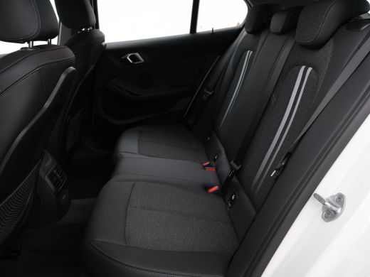 BMW 1-serie 118i AUT. EXECUTIVE EDITION + SPORTSTOELEN | STOELVERWARMING | APPLE CARPLAY ActivLease financial lease