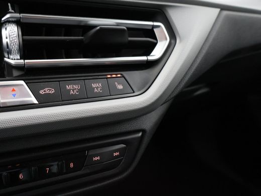 BMW 1-serie 118i AUT. EXECUTIVE EDITION + SPORTSTOELEN | STOELVERWARMING | APPLE CARPLAY ActivLease financial lease