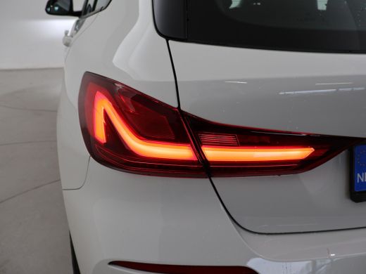 BMW 1-serie 118i AUT. EXECUTIVE EDITION + SPORTSTOELEN | STOELVERWARMING | APPLE CARPLAY ActivLease financial lease