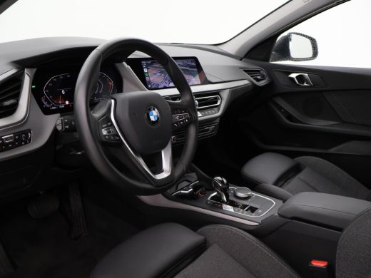 BMW 1-serie 118i AUT. EXECUTIVE EDITION + SPORTSTOELEN | STOELVERWARMING | APPLE CARPLAY ActivLease financial lease