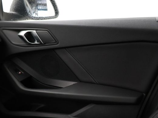 BMW 1-serie 118i AUT. EXECUTIVE EDITION + SPORTSTOELEN | STOELVERWARMING | APPLE CARPLAY ActivLease financial lease