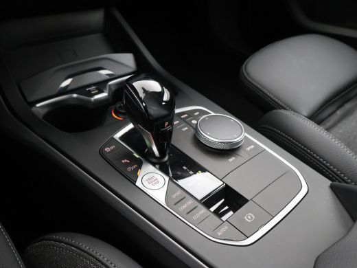 BMW 1-serie 118i AUT. EXECUTIVE EDITION + SPORTSTOELEN | STOELVERWARMING | APPLE CARPLAY ActivLease financial lease