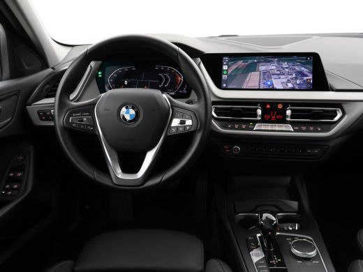 BMW 1-serie 118i AUT. EXECUTIVE EDITION + SPORTSTOELEN | STOELVERWARMING | APPLE CARPLAY ActivLease financial lease