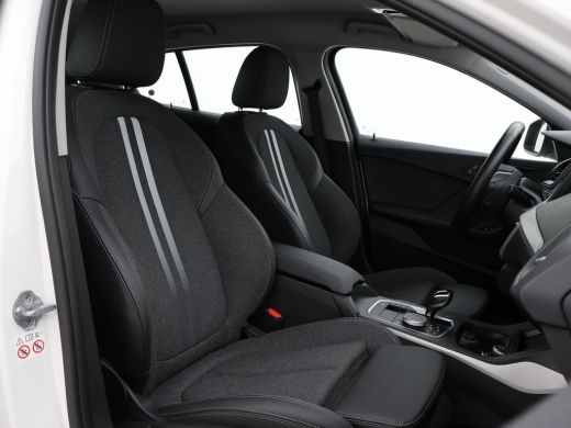 BMW 1-serie 118i AUT. EXECUTIVE EDITION + SPORTSTOELEN | STOELVERWARMING | APPLE CARPLAY ActivLease financial lease