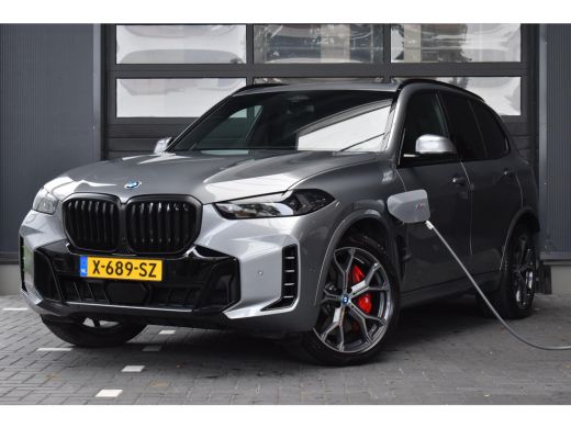 BMW X5 xDrive50e M Sportpakket Pro / OP VOORRAAD! / SUPERCOMPLEET / PANORAMADAK / MASSAGESTOELEN / TREKHAAK BMW X5 xDrive50e M Sportpakket Pro / OP VOORRAAD! / SUPERCOMPLEET / PANORAMADAK / MASSAGESTOELEN / TREKHAAK