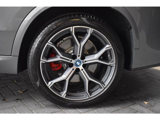 BMW X5 xDrive50e M Sportpakket Pro / OP VOORRAAD! / SUPERCOMPLEET / PANORAMADAK / MASSAGESTOELEN / TREKHAAK ActivLease financial lease