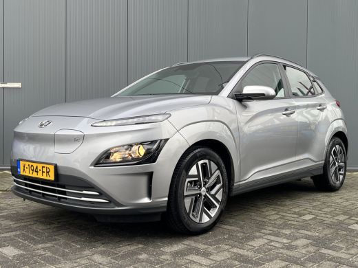 Hyundai KONA Electric Hyundai 64 kWh 204pk Pure | LED | Camera | Climate | Carplay | Keyless | Navigatie | 17" Lichtmet... Hyundai KONA Electric Hyundai 64 kWh 204pk Pure | LED | Camera | Climate | Carplay | Keyless | Navigatie | 17" Lichtmet...