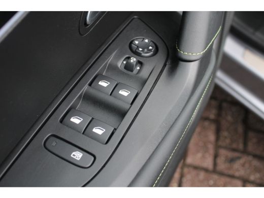 Peugeot 2008 1.2 Hybrid 136 GT | Automaat | Navigatie | Camera | Adaptieve cruise control | Mild Hybrid | ActivLease financial lease